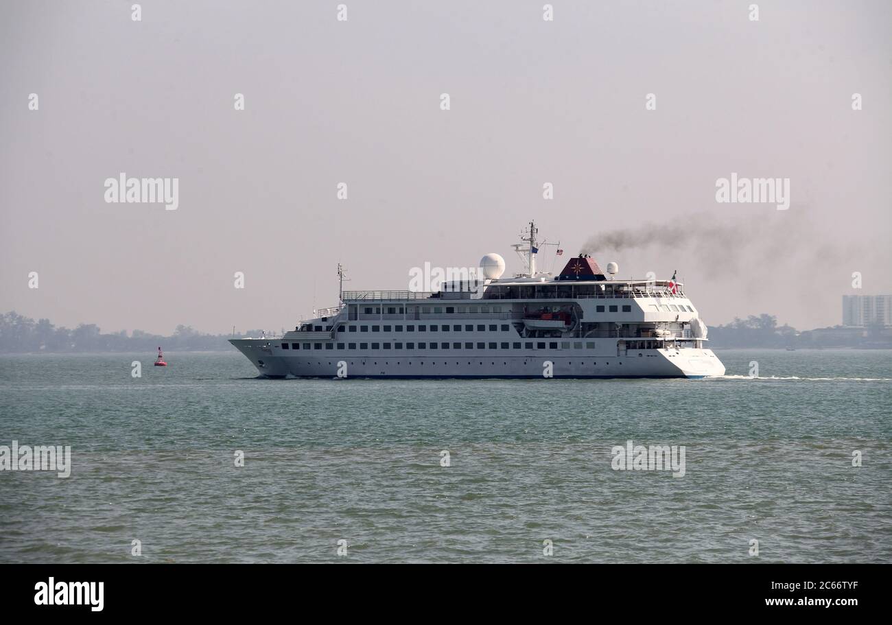 La nave da passeggeri Taipan nello stretto di Penang Foto Stock