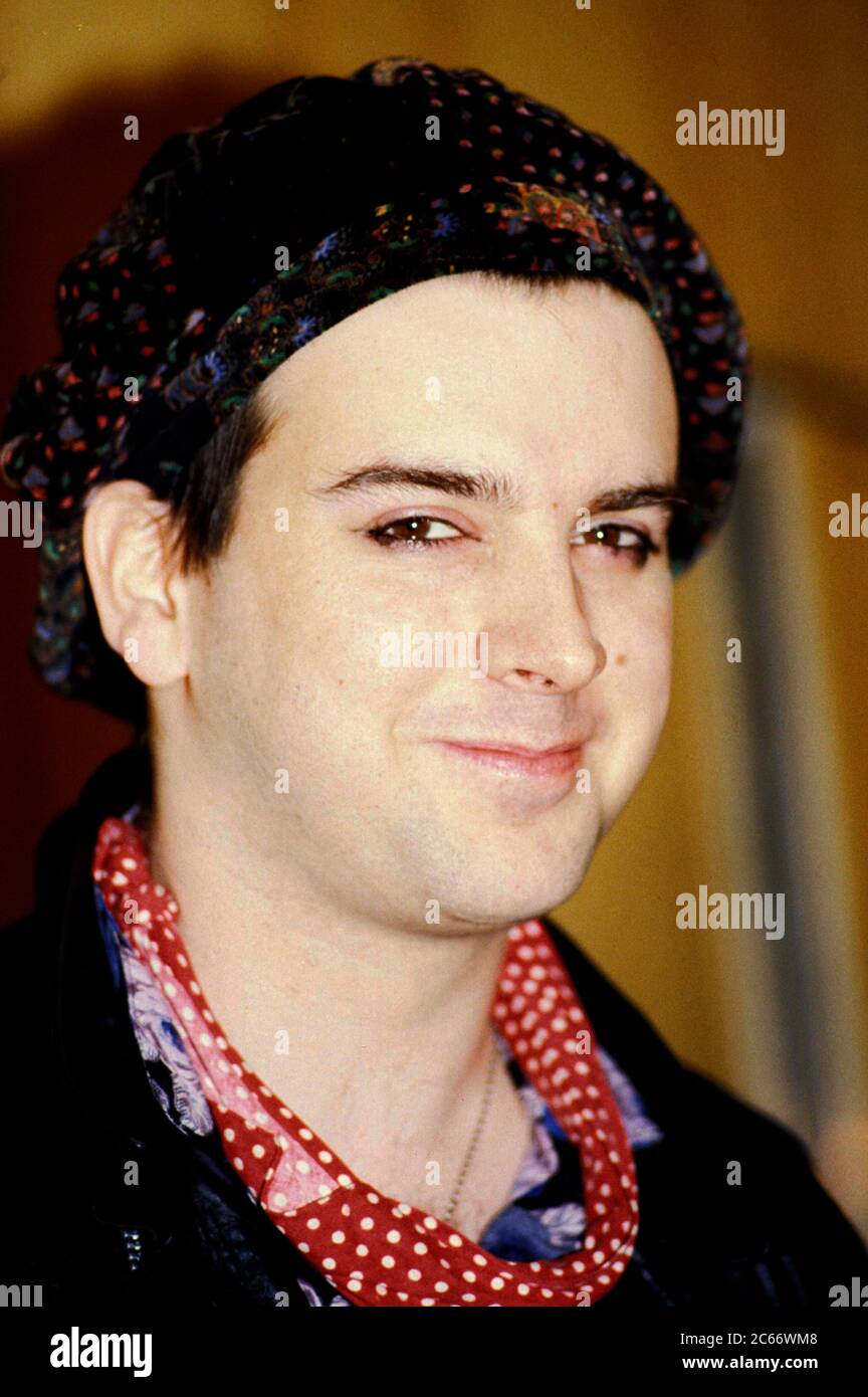 Simon Gallup of the Cure in occasione di un evento stampa per rilanciare l'album 'Disintegration' in un albergo. Londra, 1 maggio 1989 | utilizzo in tutto il mondo Foto Stock