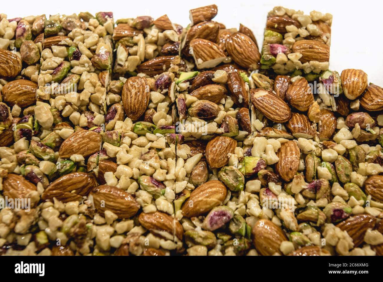 Primo piano su un pezzo di dolci arabi, tipo di blava con pistacchi e mandorle in pasticceria libanese Foto Stock