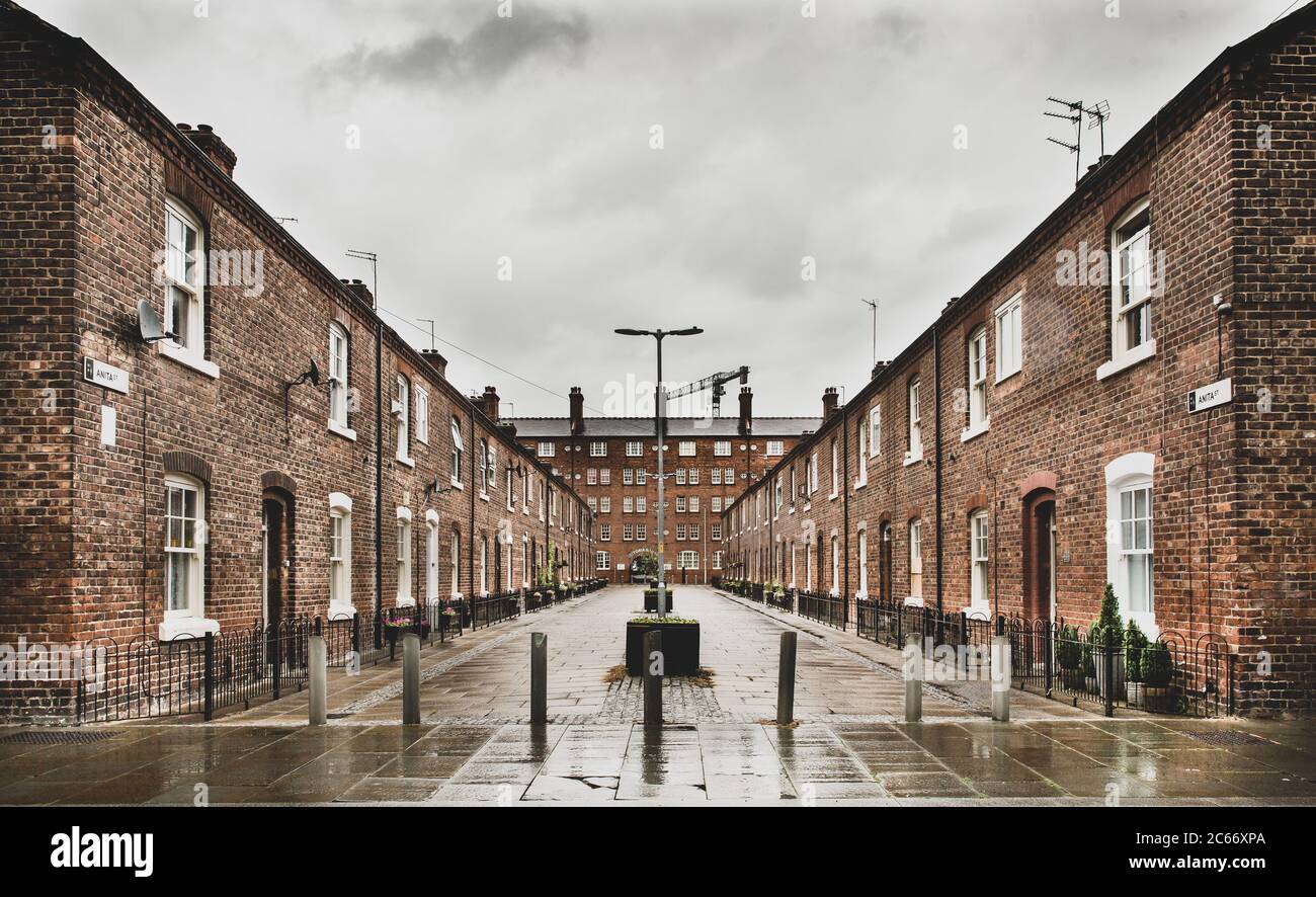 Anita Street Ancoats Manchester case in mattoni rossi sulla strada ciottolosa Foto Stock