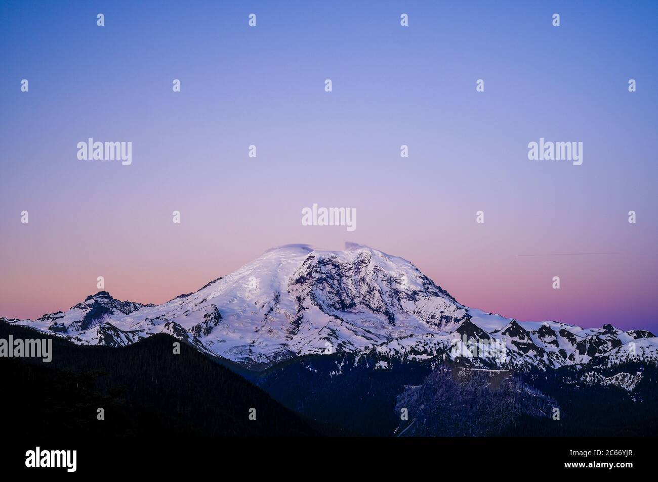 Monte Rainier all'alba con alpenglow colorato Foto Stock