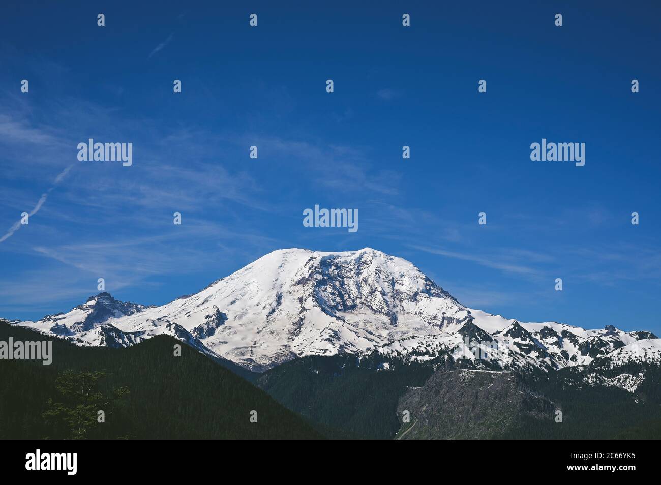 Montare Rainier con Blue Sky Foto Stock