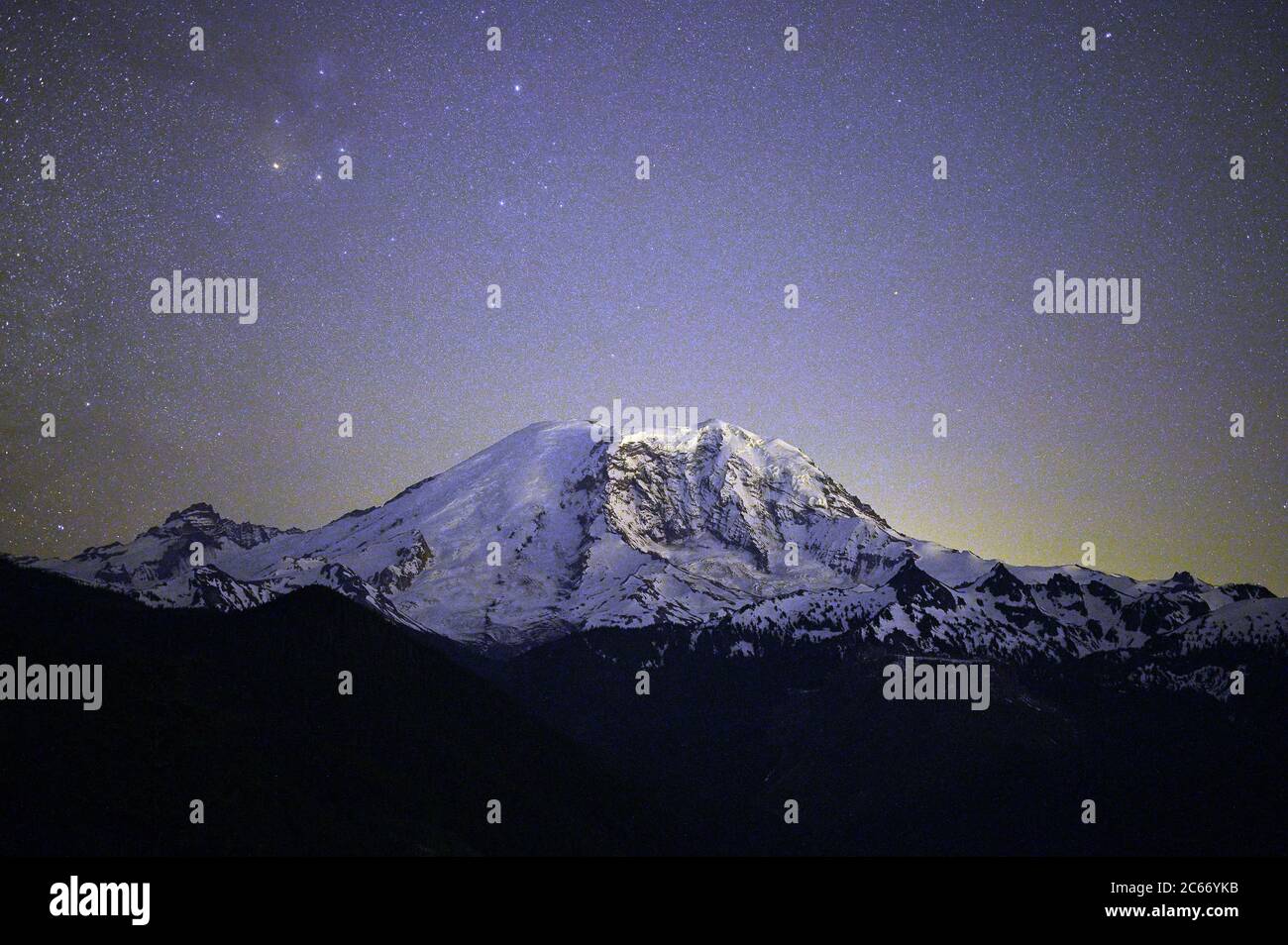 Mount Rainier di notte con Star riempito Sky Foto Stock