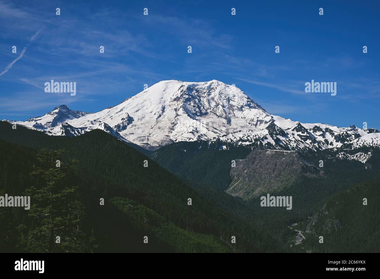 Montare Rainier nella luce del giorno con il cielo blu Foto Stock
