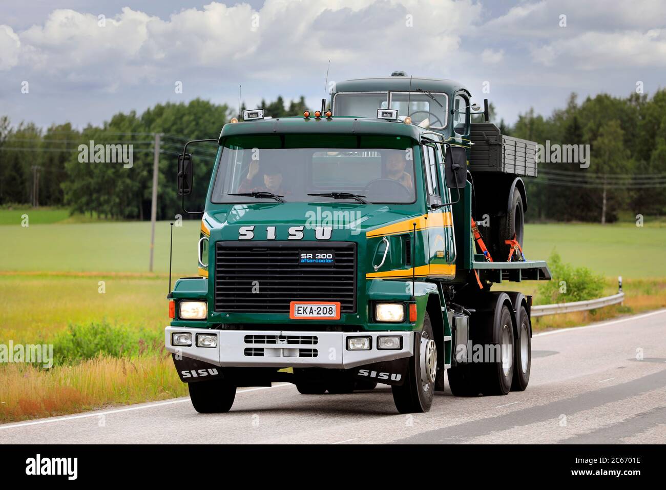 Green Sisu SR300 trasporta un altro camion classico su camion da parte della Vintage Truck Association della Finlandia. Suomusjärvi, Finlandia. 4 luglio 2020 Foto Stock