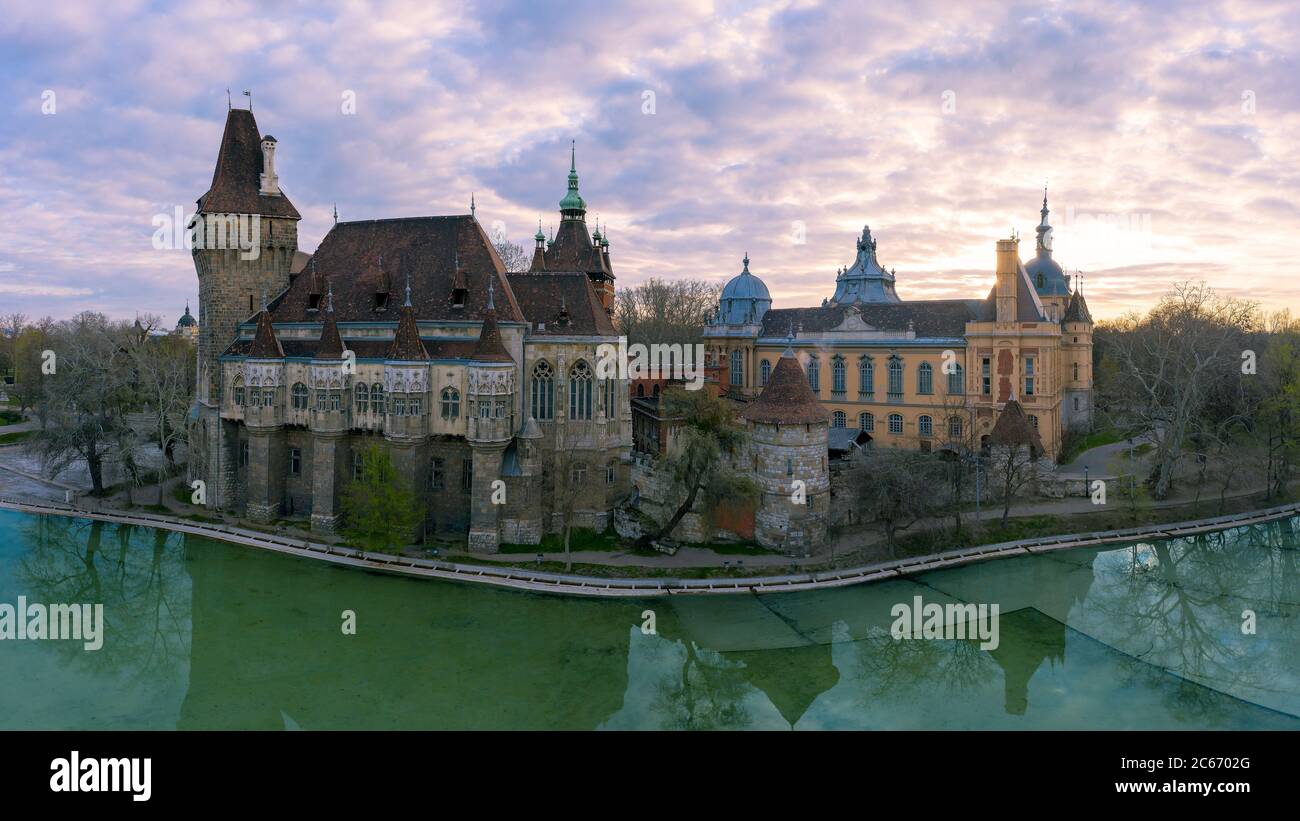 Europa Ungheria Budapest Castello di Vajdahunyad. Vista panoramica dall'alba. Vuoto. Covid-19 Foto Stock