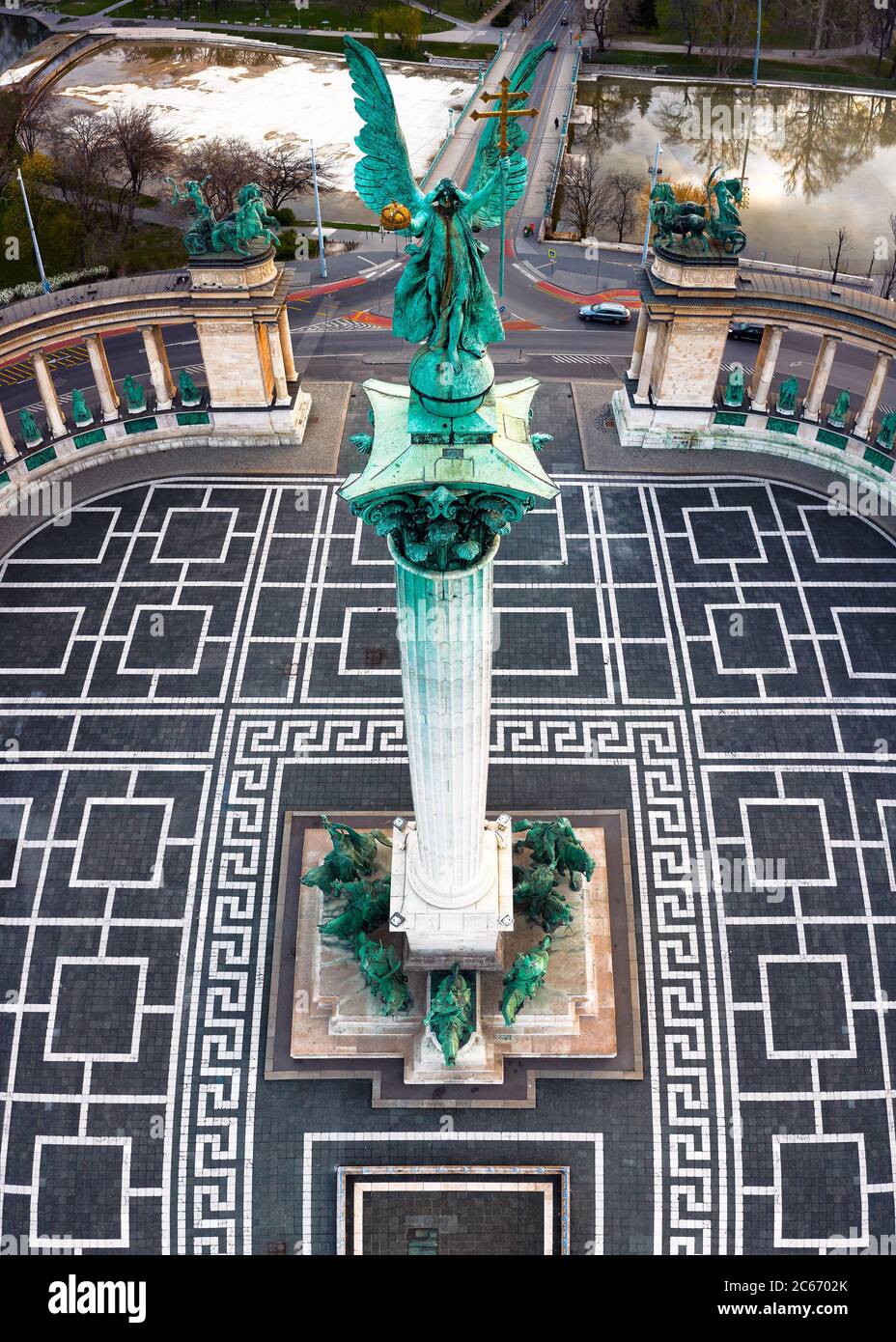 Europa Ungheria Budapest Piazza degli Eroi. Alba. Monumenti di Millenium. Angelo Gabriele Arca. Vuoto. Covid-19 Foto Stock