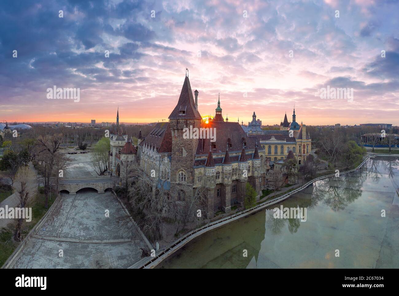 Europa Ungheria Budapest Castello di Vajdahunyad. Vista panoramica dall'alba. Vuoto. Covid-19 Foto Stock