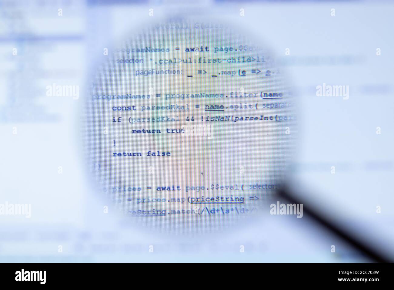 Concetto di processo di lavoro freelance per sviluppatori IT professionali. Concentrarsi sul codice del programma. Sviluppo di software Foto Stock