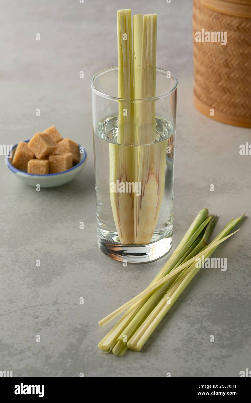 Bicchiere bevente con acqua fresca fredda e sana di limongrass Foto Stock