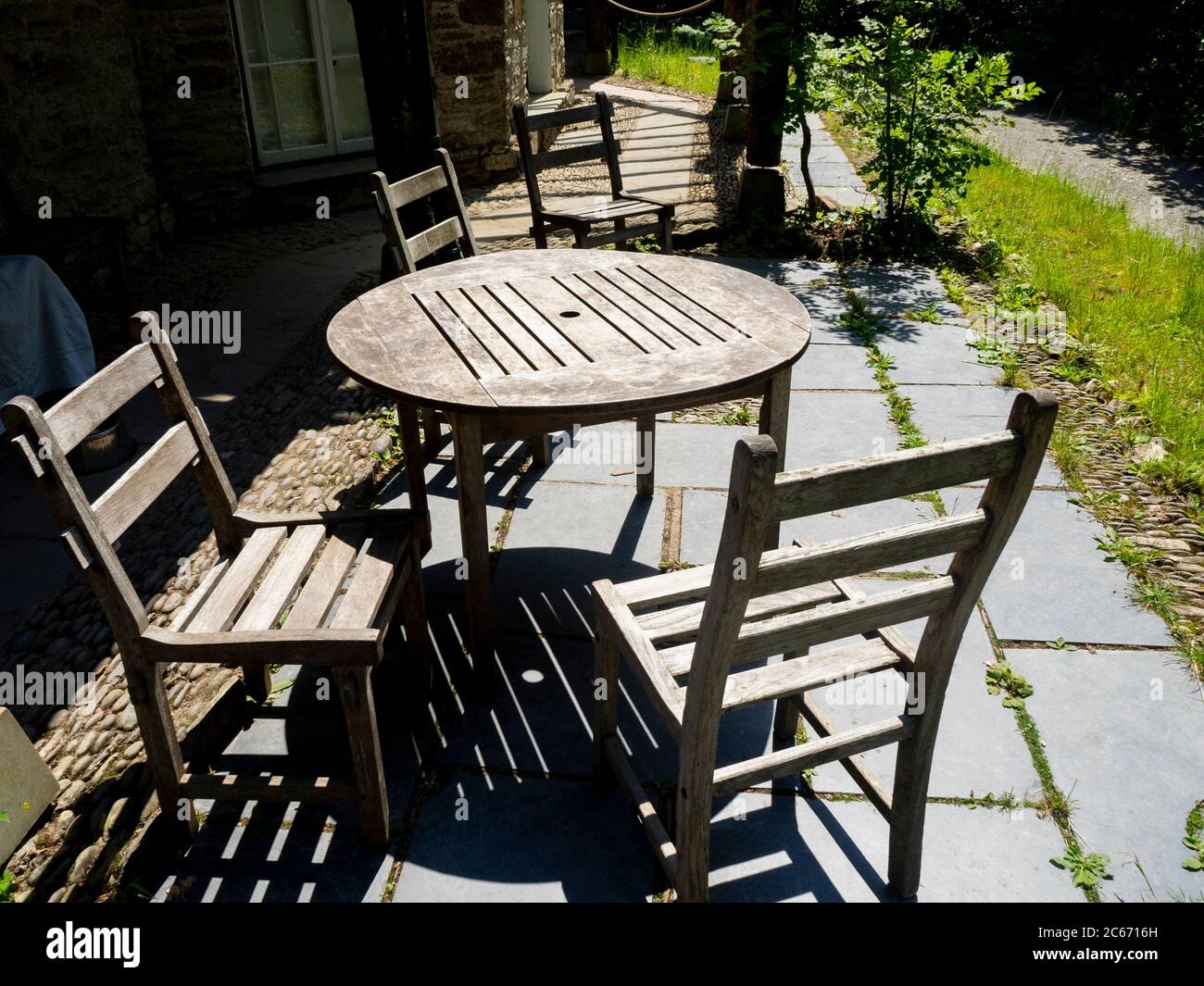 Tavolo da giardino in legno e sedie, UK Foto Stock