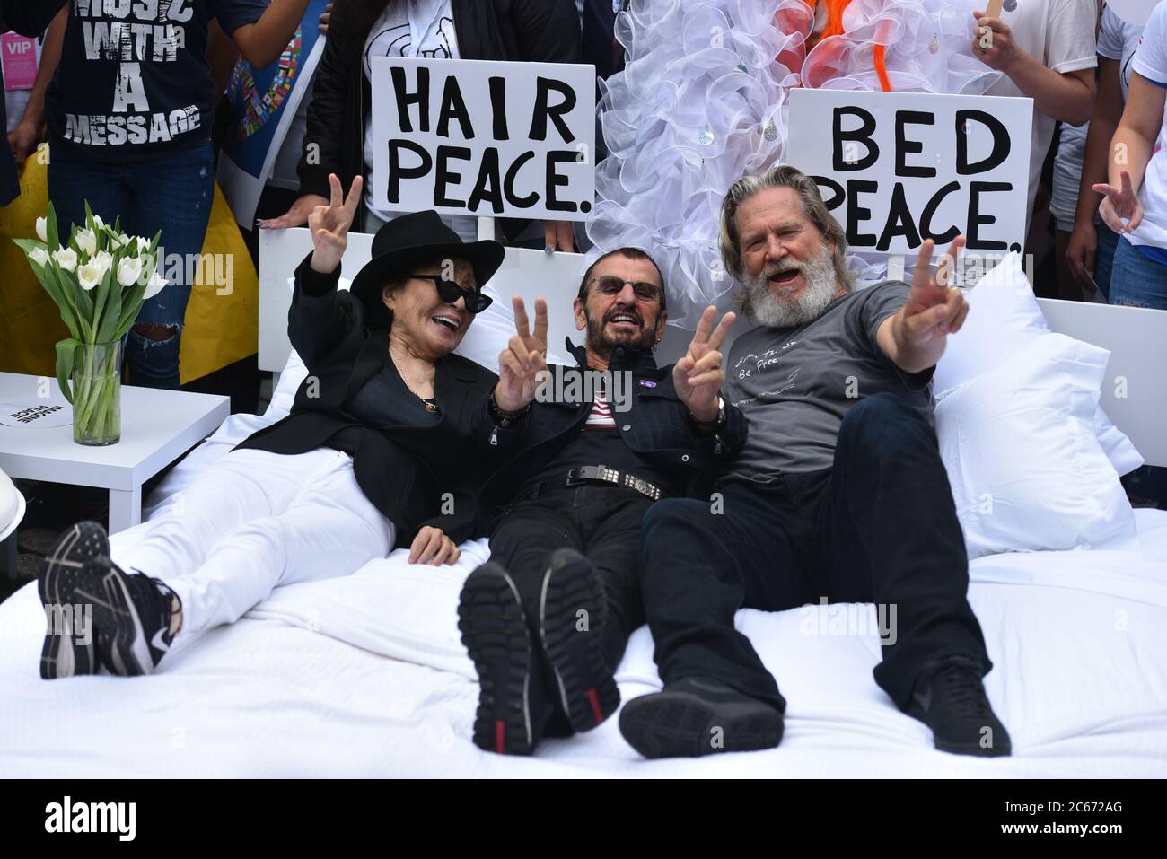 Yoko Ono, Ringo Star e Jeff Bridges partecipano a un 'Bed in' di fronte al Municipio di New York City per incoraggiare l'attivismo studentesco in onore di John Foto Stock