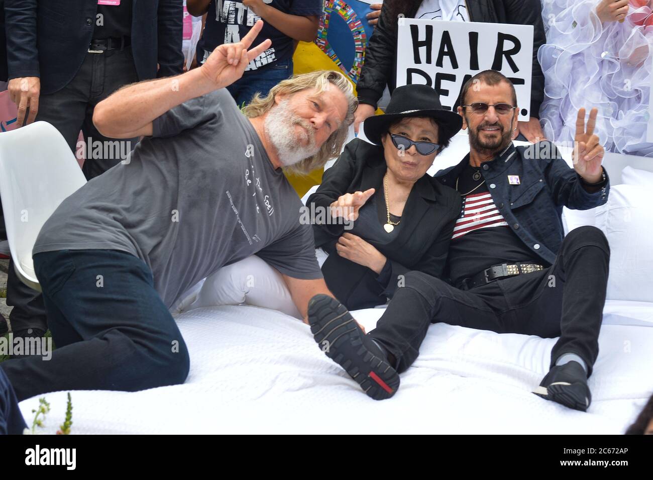 Jeff Bridges, Yoko Ono e Ringo Star partecipano a un 'Bed in' di fronte al municipio di New York City per incoraggiare l'attivismo studentesco in onore di John Foto Stock