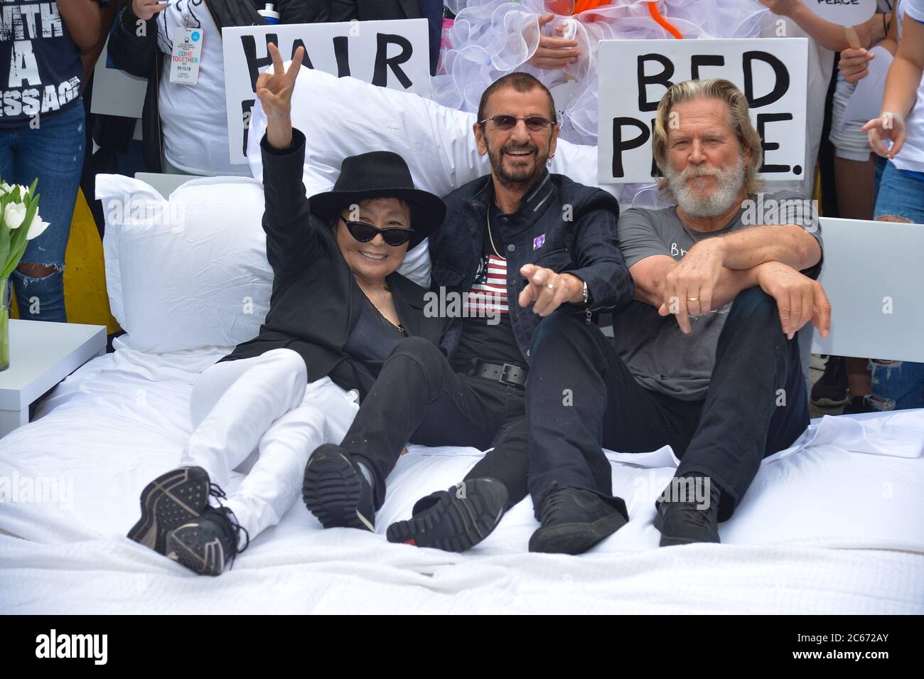 Yoko Ono, Ringo Star e Jeff Bridges partecipano a un 'Bed in' di fronte al Municipio di New York City per incoraggiare l'attivismo studentesco in onore di John Foto Stock