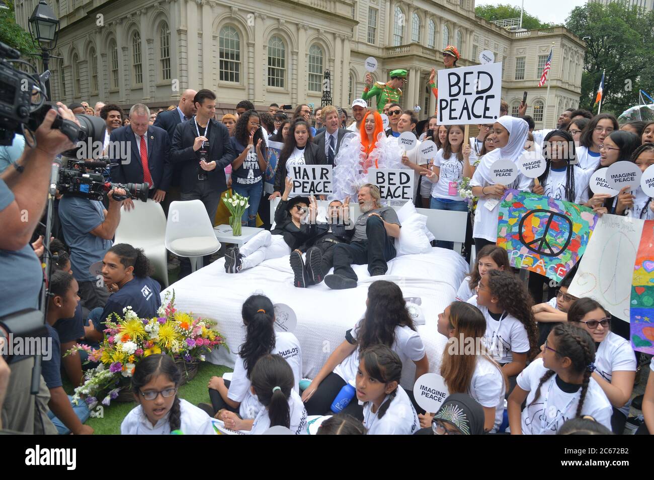 Yoko Ono, Ringo Star e Jeff Bridges partecipano a un 'Bed in' di fronte al Municipio di New York City per incoraggiare l'attivismo studentesco in onore di John Foto Stock