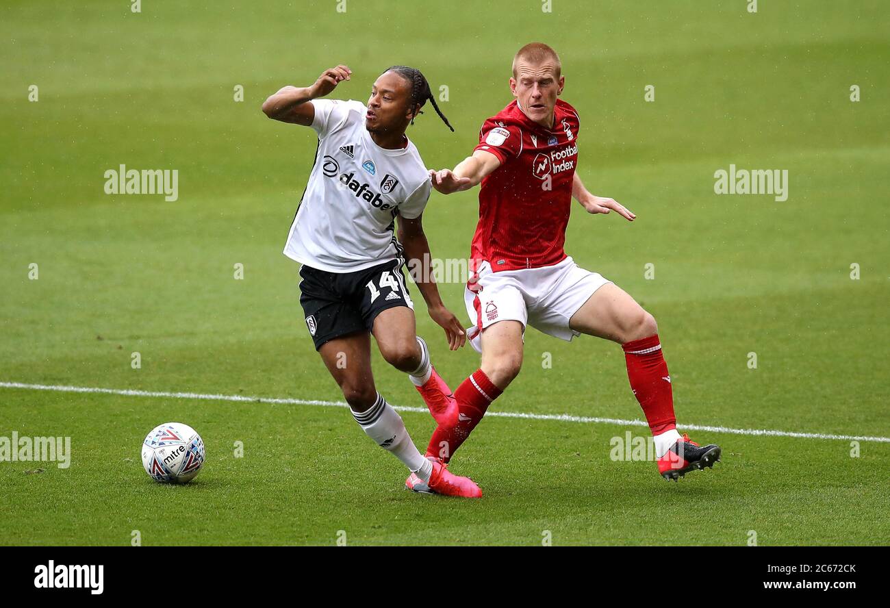 Fulham's Bobby Decordova-Reid (a sinistra) e Nottingham Forest ben Watson battaglia per la palla durante la partita Sky Bet Championship al City Ground, Nottingham. Foto Stock