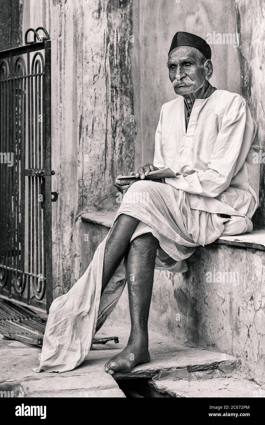 Ritratto candido di un vecchio seduto per le strade Di Pushkar Foto stock - Alamy