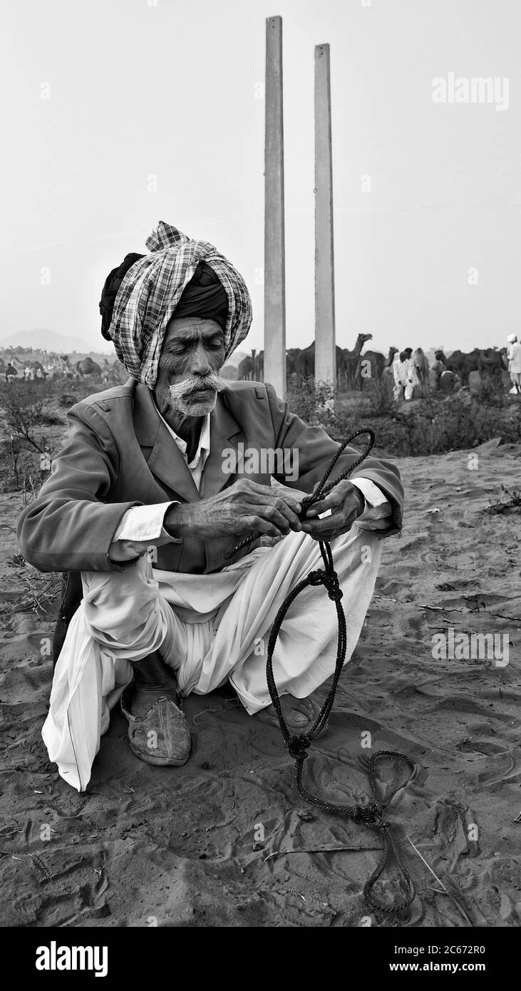Colpo candido di un nomade a Pushkar, Rajasthan, India Foto Stock