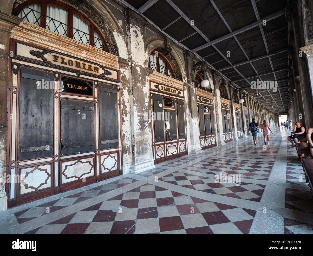 Venezia, Italia - Luglio 2020.Tourist sono lentamente indietro nella deserta Venezia dopo la covid-19 lockdown città lotta per sopravvivere come hotel, bar, negozi e sto Foto Stock