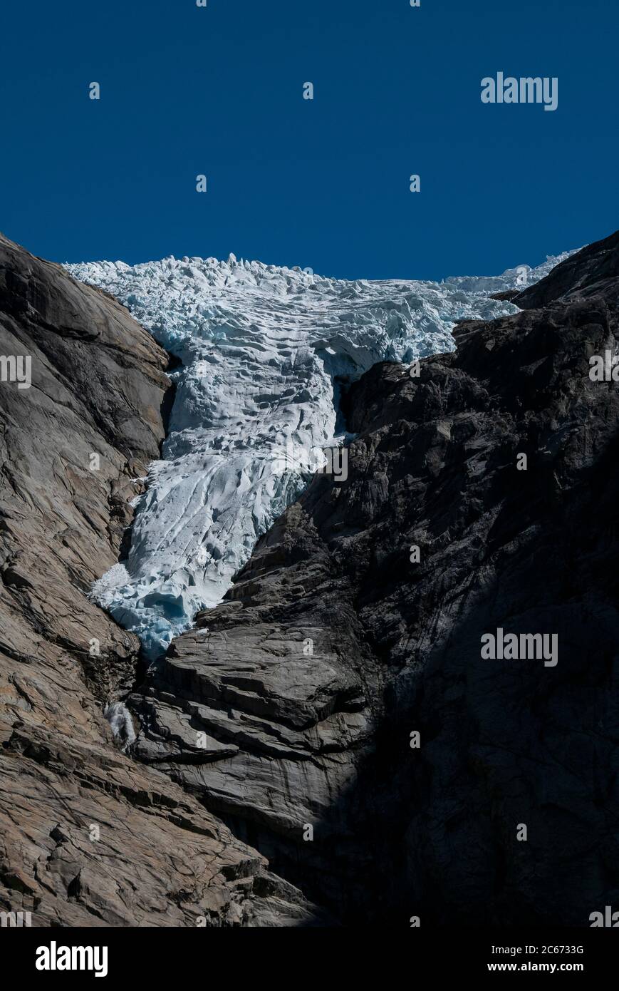 Il ghiacciaio Briksdalsbreen (Nordfjord, luglio 2020) è una succursale di Jostedalsbreen. Lo scorso inverno ci è caduto 7 metri di neve sopra di esso Foto Stock