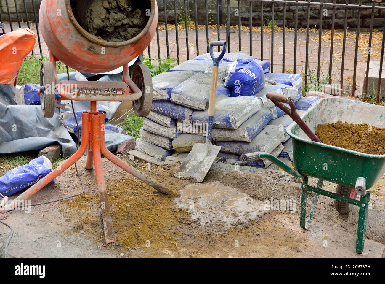 Piccolo cantiere con betoniera, sabbia, cemento, UK Foto Stock