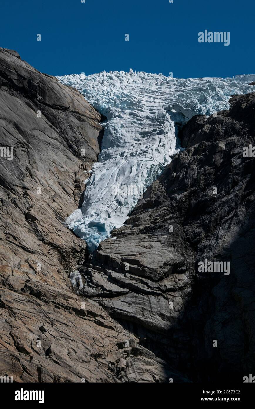 Il ghiacciaio Briksdalsbreen (Nordfjord, luglio 2020) è una succursale di Jostedalsbreen. Lo scorso inverno ci è caduto 7 metri di neve sopra di esso Foto Stock