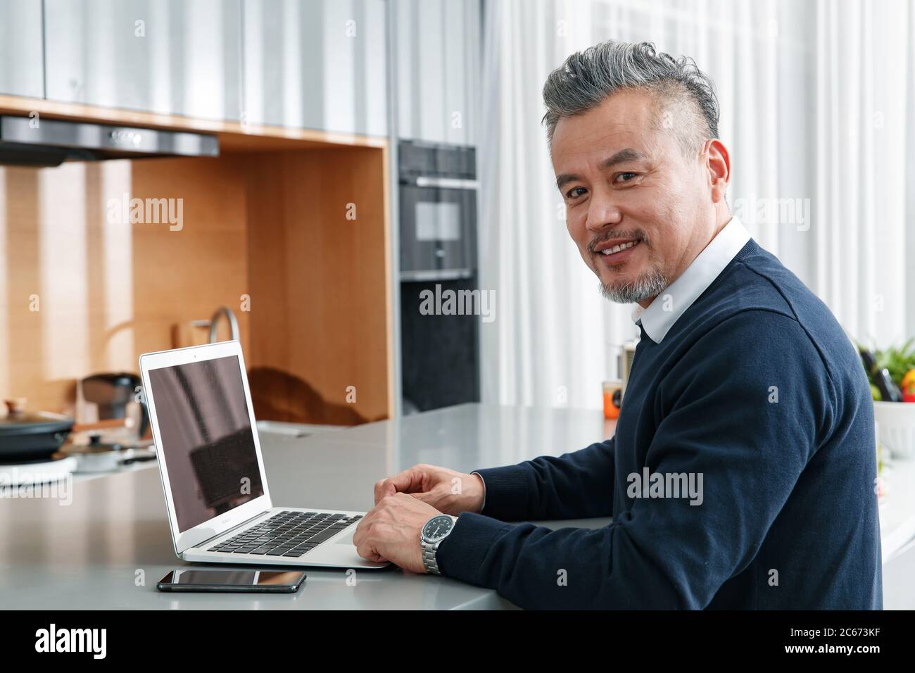 Uffici domestici in uomini di mezza età Foto Stock
