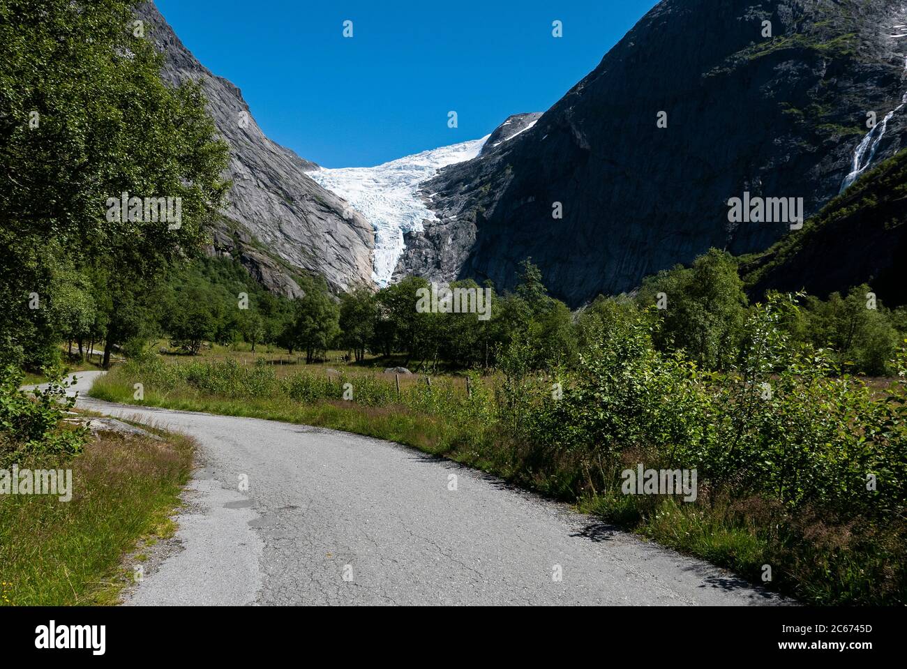 Il ghiacciaio Briksdalsbreen (Nordfjord, luglio 2020) è una succursale di Jostedalsbreen. Lo scorso inverno ci è caduto 7 metri di neve sopra di esso Foto Stock