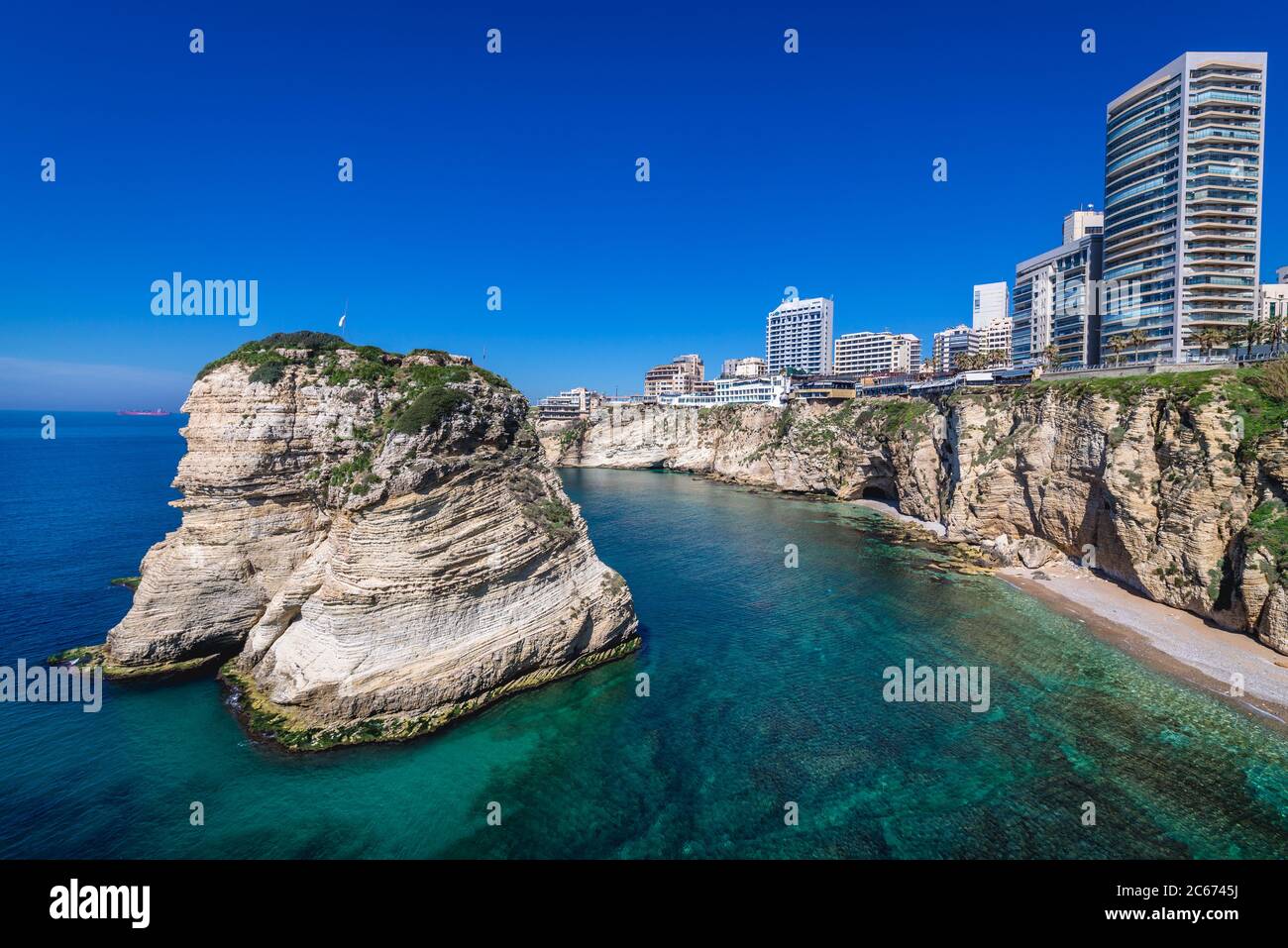 Vista aerea sulla roccia di Pigeon nella zona di Raouche di Beirut, Libano Foto Stock