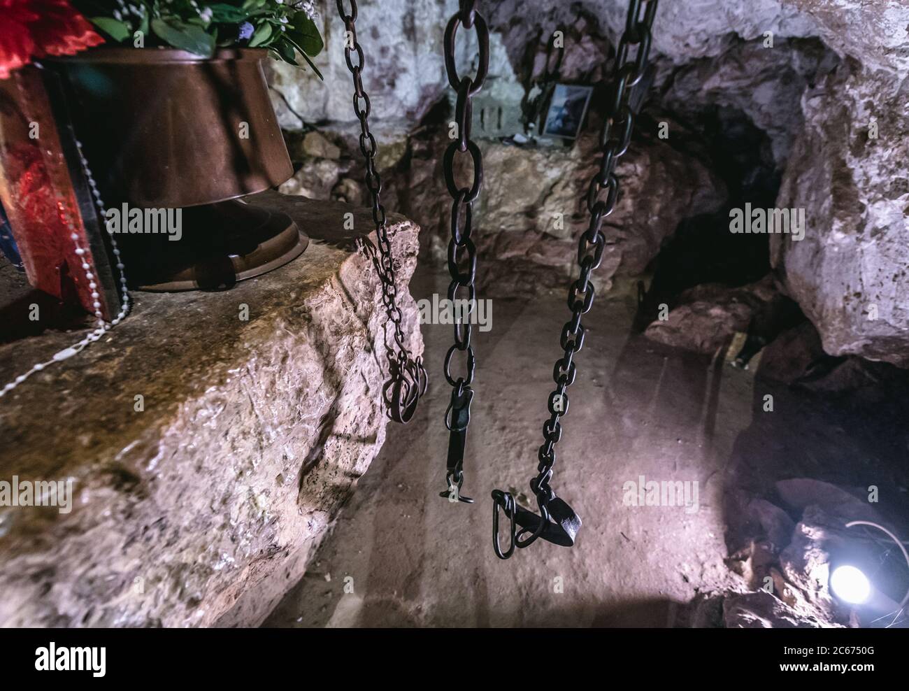 Catene nella grotta di cure miracolose nel monastero di Sant'Antonio il Grande chiamato anche monastero Qozhaya nella valle di Kadisha - Valle Santa in Libano Foto Stock