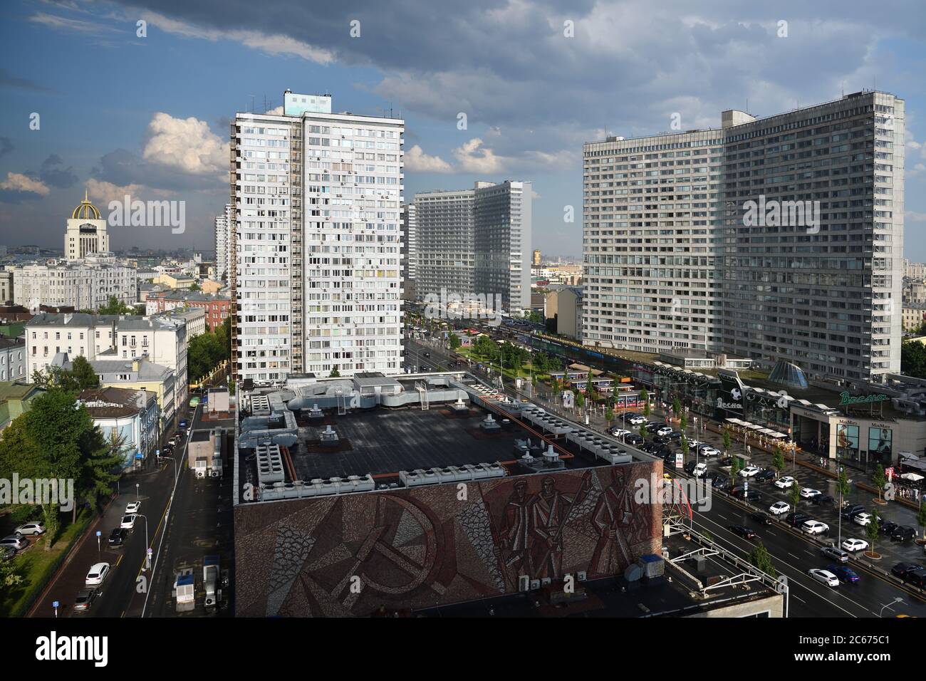 Mosca, Russia - 23 giugno 2018: Vista sulla strada di New Arbat Avenue (Novy Arbat in russo) dall'alto durante la pioggia estiva. La moderna navata a sei corsie Foto Stock
