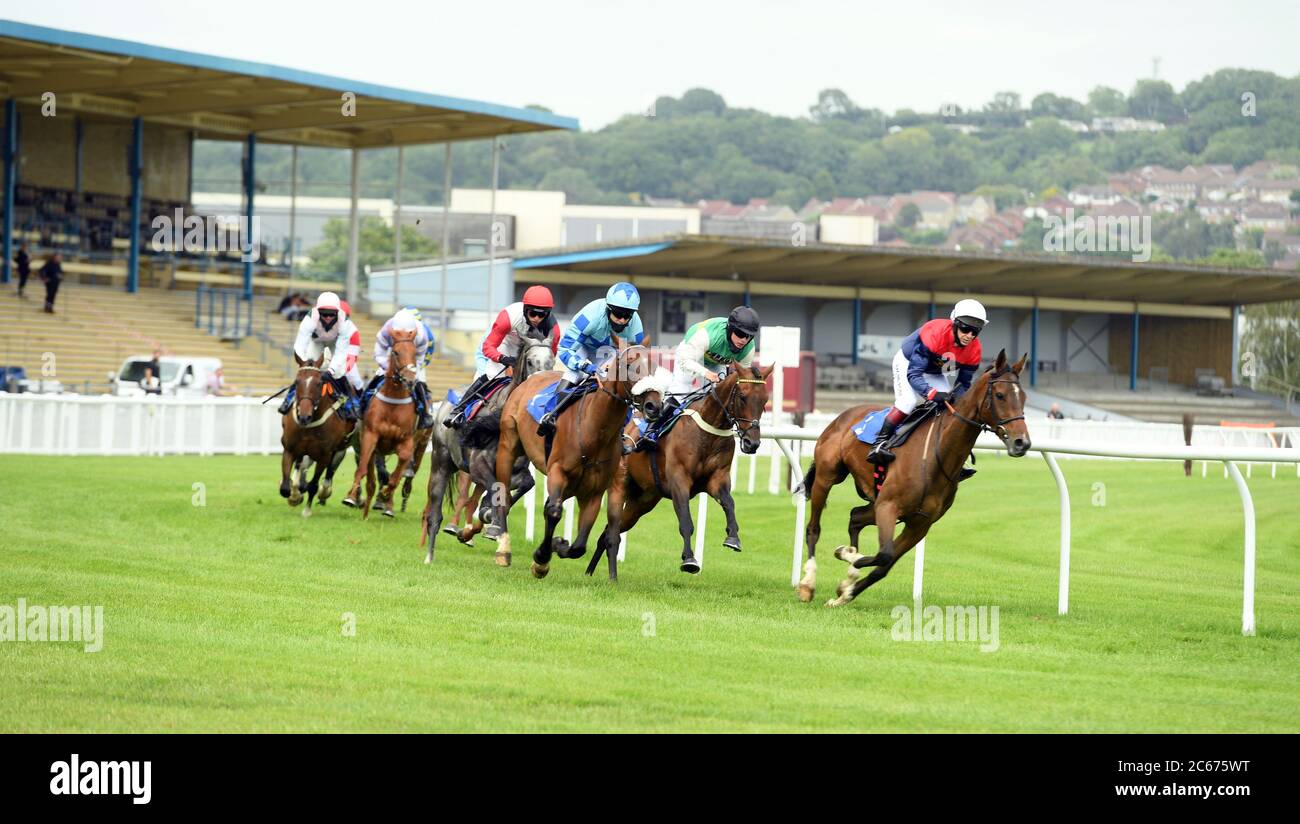 Ashuter e Harry Cobden (cappello rosso) sulla strada per vincere l'ostacolo di Ogwell Novices all'ippodromo di Newton Abbot. Foto Stock