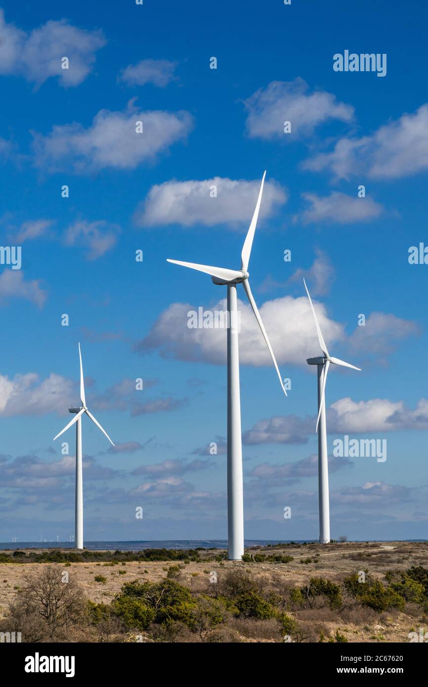 Turbine eoliche che generano energia rinnovabile nei campi del Texas. Foto Stock