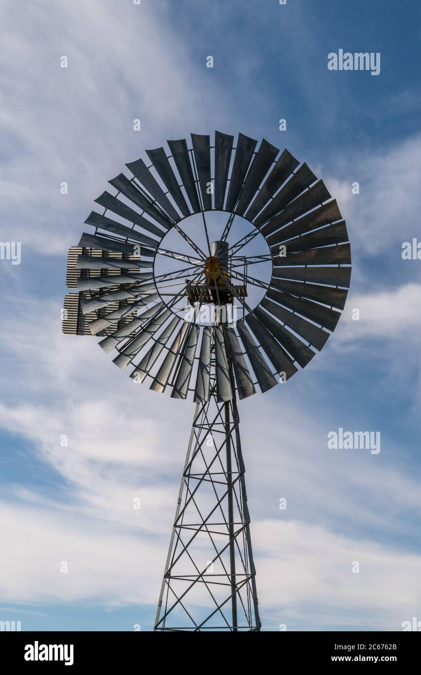 Turbine eoliche retrò/vecchio stile sul campo Foto Stock