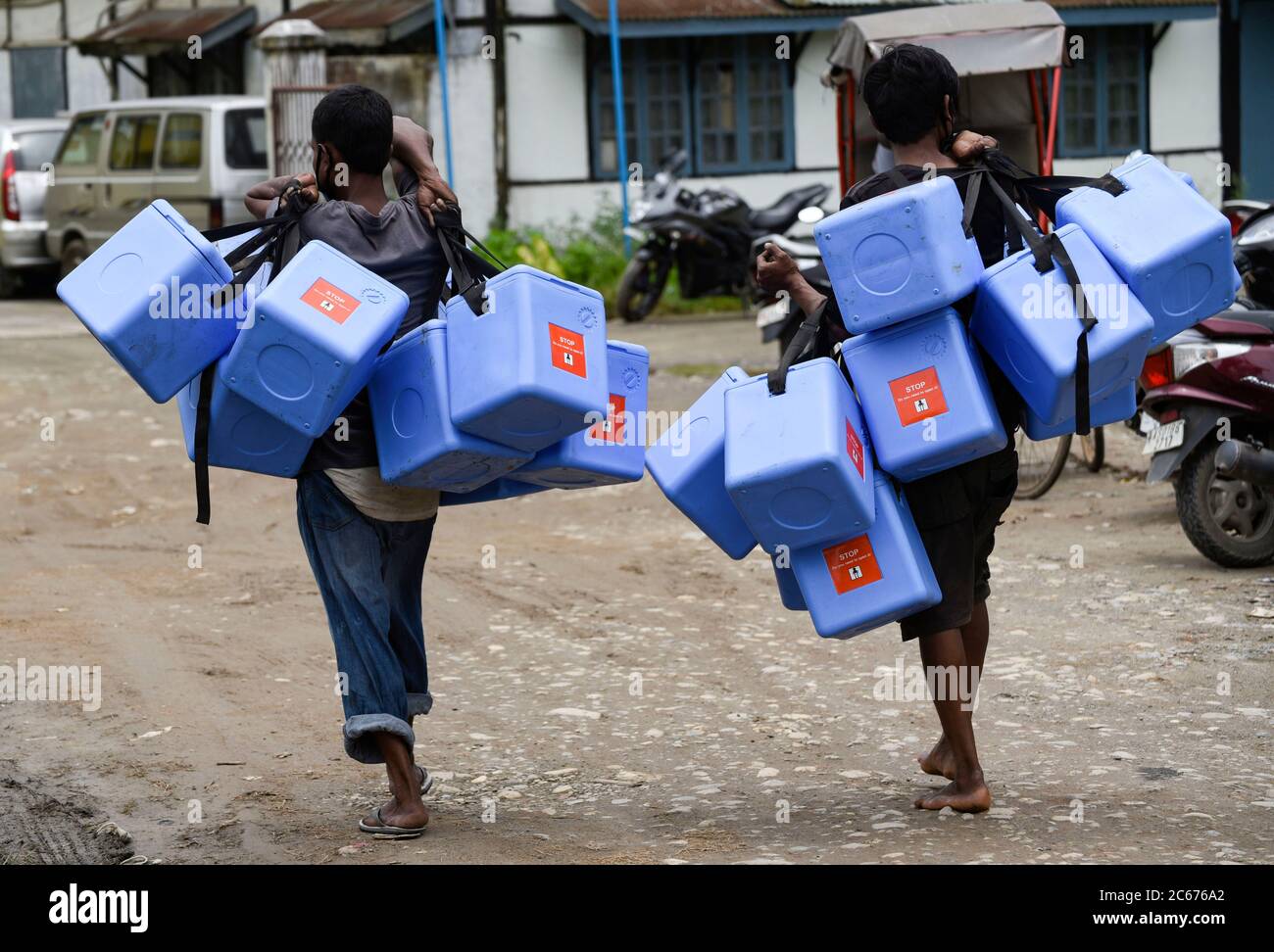 I lavoratori portano la scatola medica in un centro di raccolta di tamponi, durante il blocco totale imposto dal governo di Assam per frenare la diffusione del nuovo coronavirus, a Guwahati, Assam, India venerdì 03 luglio 2020. Foto Stock