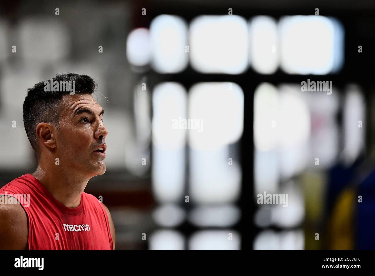 Varese, Italia. 07 luglio 2020. Argentine, Luis Scola di Pallacanestro Varese durante la prima sessione di allenamento nella sua nuova serie italiana di Legabasket, una squadra all'Enerxenia Arena. Credit: SOPA Images Limited/Alamy Live News Foto Stock