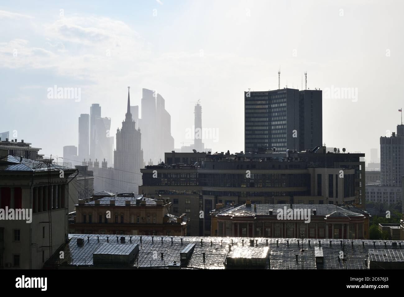 Skyline di Mosca. Grattacieli stalinisti e architettura tardo sovietica sullo sfondo dei moderni grattacieli del centro finanziario di Mosca Foto Stock