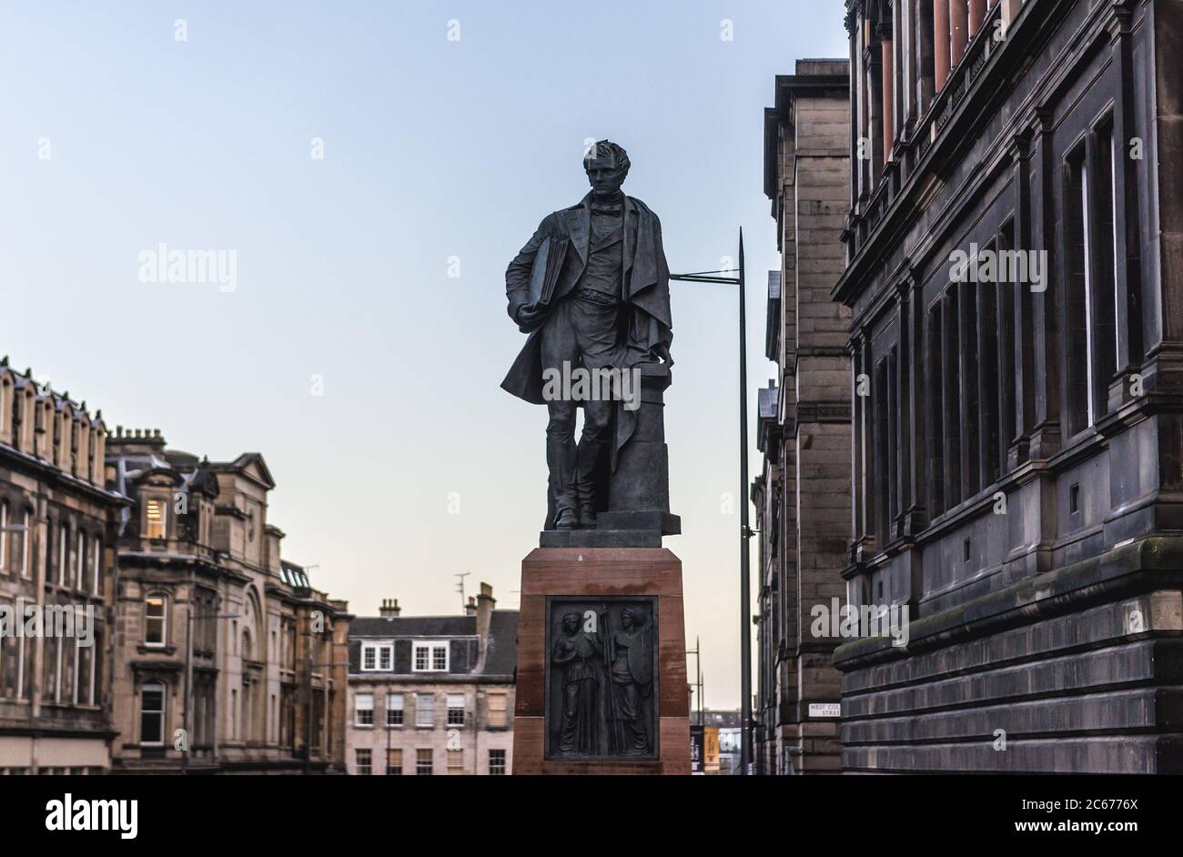 William Henry Playfair di fronte al National Museum of Scotland su Chambers Street a Edimburgo, la capitale della Scozia, parte del Regno Unito Foto Stock