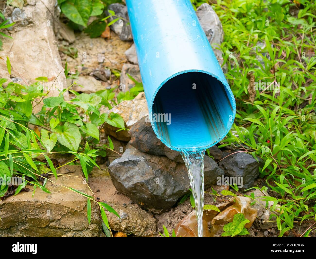 Acque reflue che fluiscono da fondo blu del tubo Foto Stock