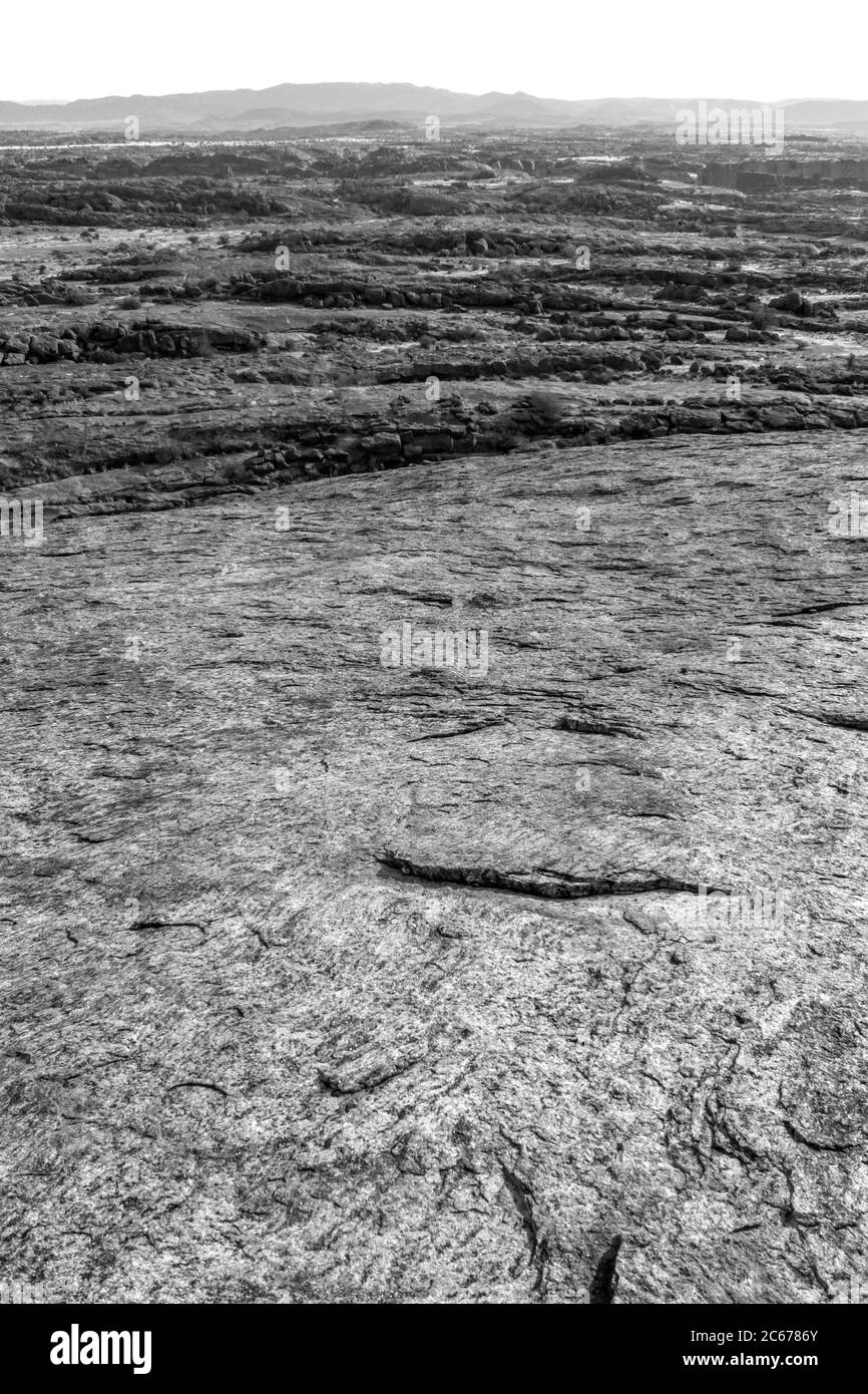 Paesaggio lunare come l'ambiente, in bianco e nero, della roccia della Luna, una cupola esfoliante nel Parco Nazionale di Augrabies, Capo del Nord Sud Africa Foto Stock