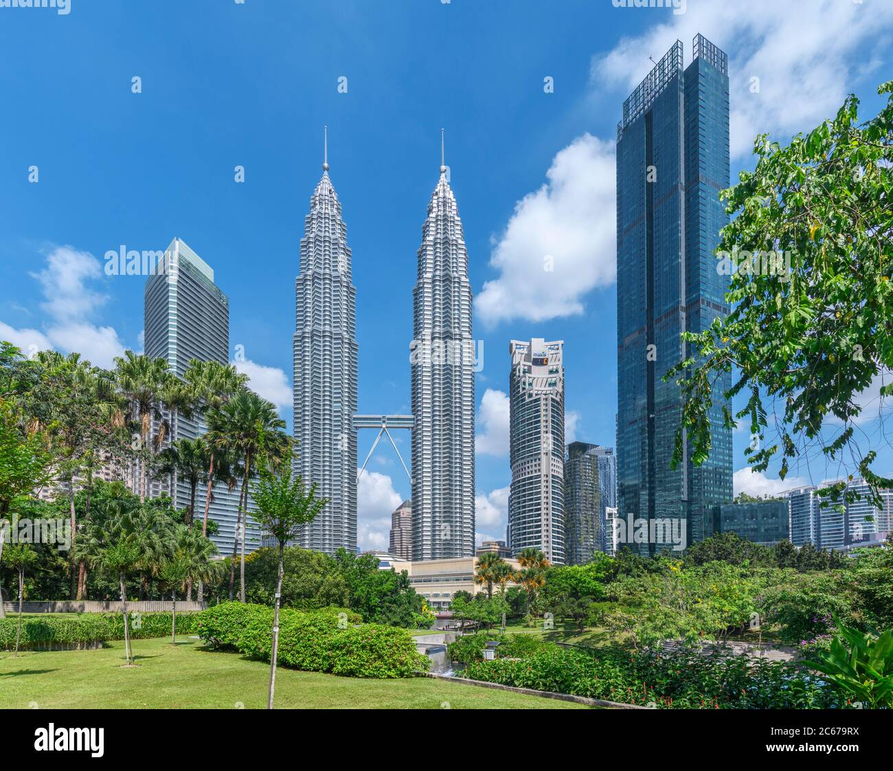 Petronas Twin Towers e skyline del centro città da KLCC Park, Kuala Lumpur, Malesia Foto Stock
