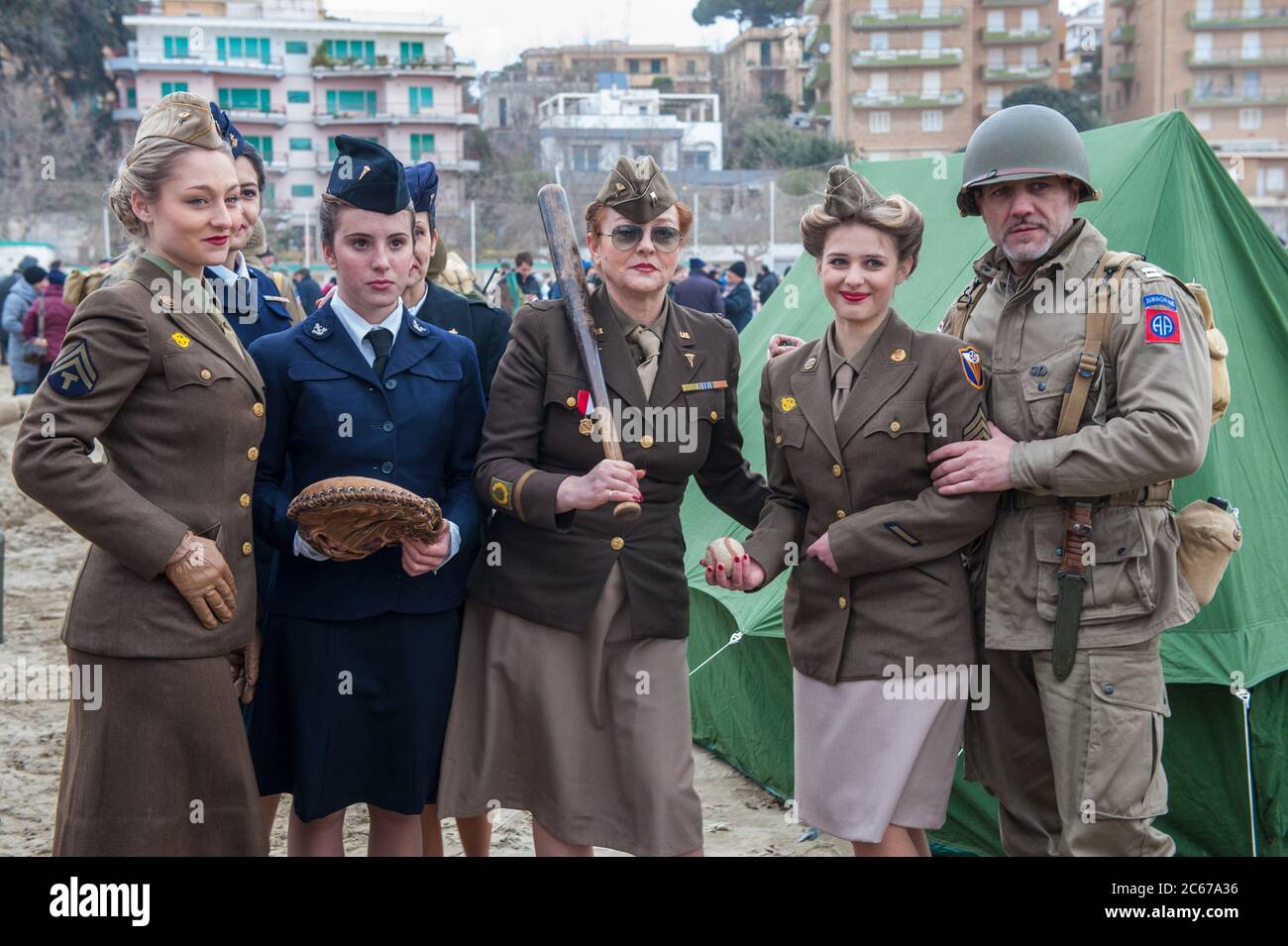 Anzio, Roma Italia: Spiaggia di Tirrena la 'Spiaggia gialla', rievocazione e simulazione dello sbarco degli Alleati durante la seconda guerra mondiale. Figuranti w Foto Stock