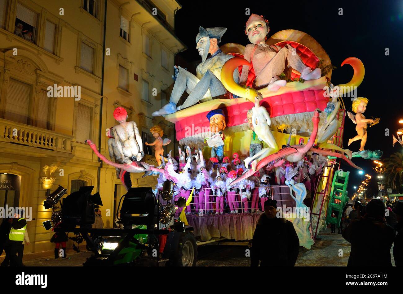 VIAREGGIO - 8 MARZO: Sfilata dei carri notturni sul lungomare di Viareggio, durante il famoso Carnevale di Viareggio, l'8 marzo 2011 a Viareggio Foto Stock