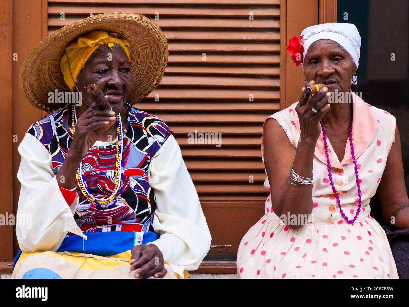 Donne nere anziane che fumano sigari cubani a Old Havana Foto Stock