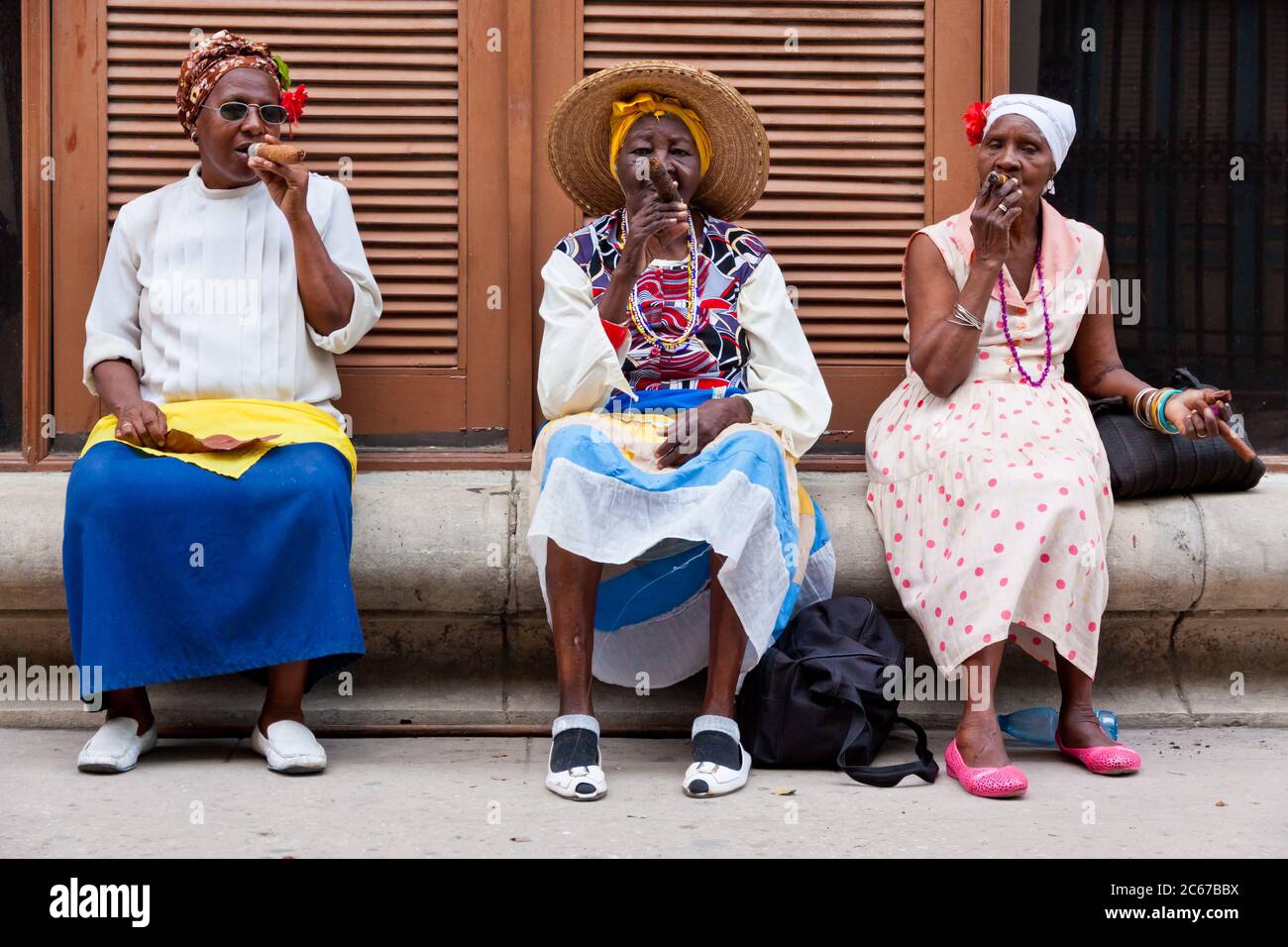 Donne nere anziane che fumano sigari cubani a Old Havana Foto Stock