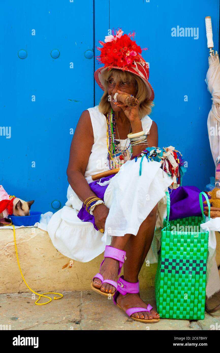 Donna anziana che fuma un sigaro cubano a Old Havana Foto Stock