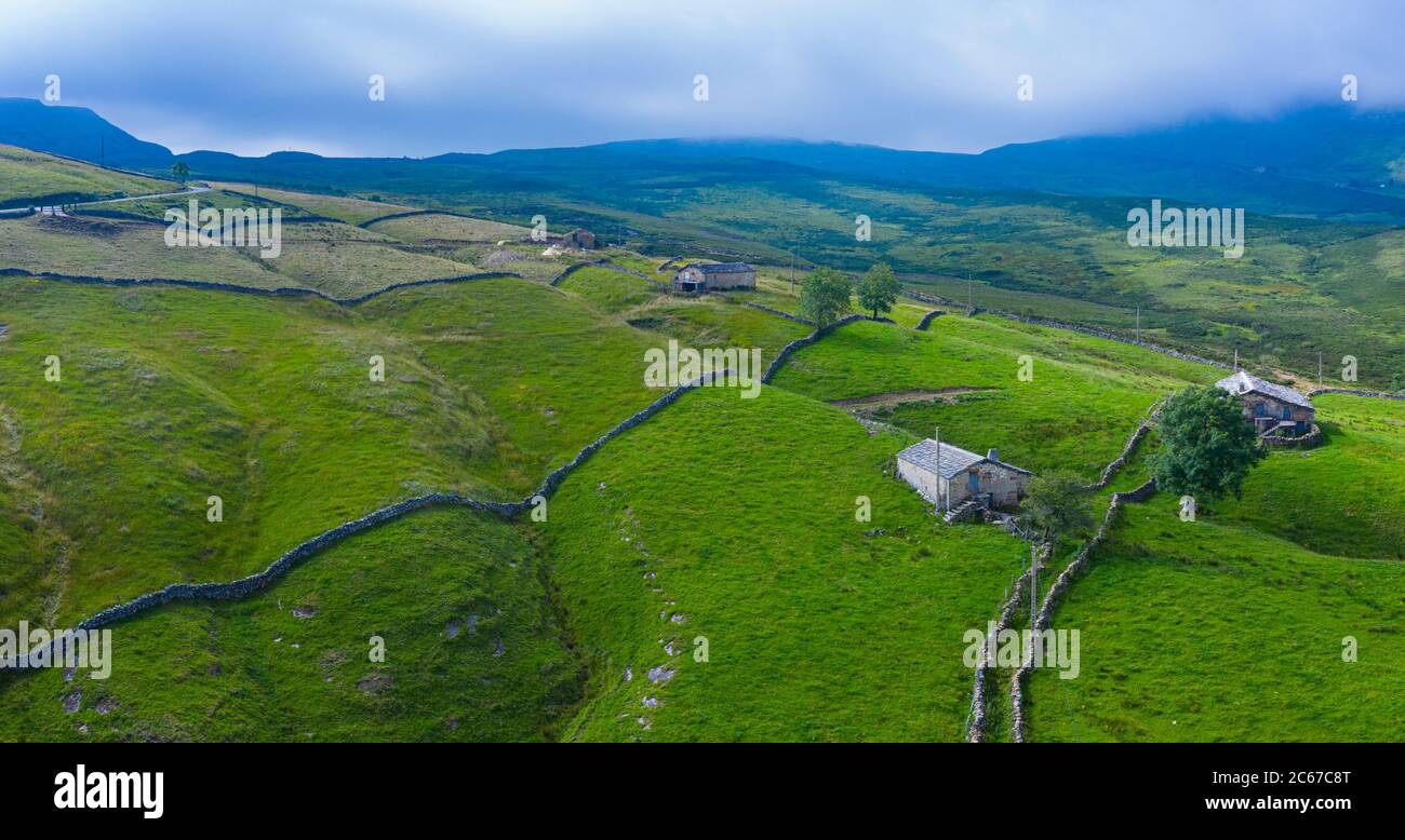 Paesaggio primaverile da un drone nel porto di Las Estacas de Trueba. Valli di Pasiegos. Regione Merindades. Provincia di Burgos. Comunità di Castilla y León Foto Stock