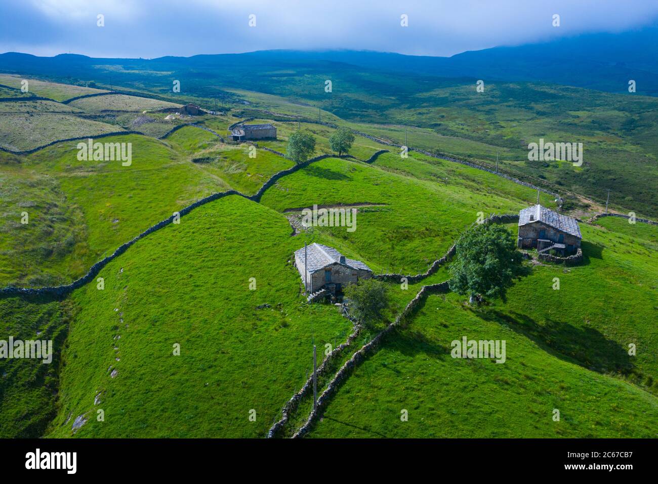 Paesaggio primaverile da un drone nel porto di Las Estacas de Trueba. Valli di Pasiegos. Regione Merindades. Provincia di Burgos. Comunità di Castilla y León Foto Stock