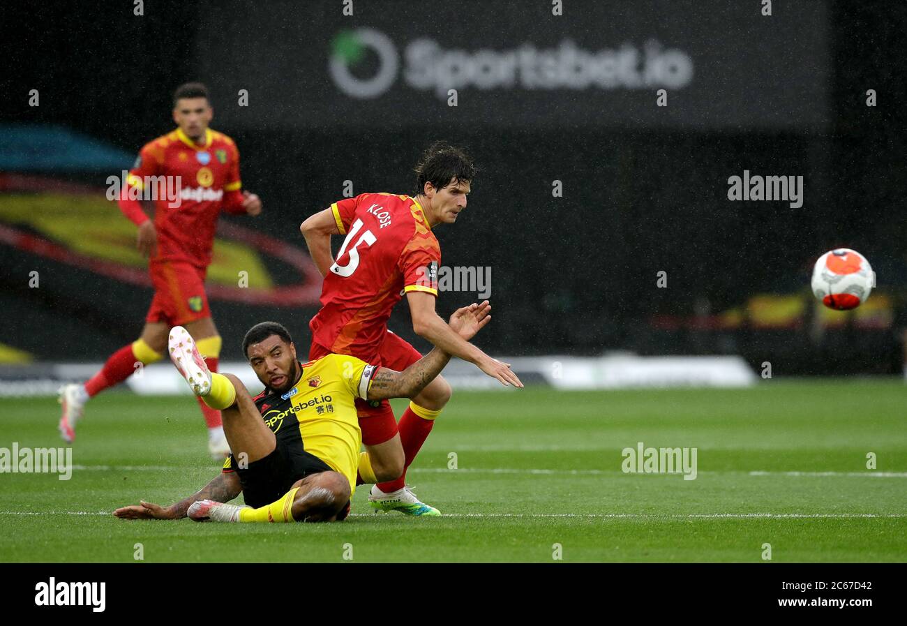 Timm Klose (a destra) di Norwich City e Troy Deeney (a sinistra) di Watford si battono per la palla durante la partita della Premier League a Vicarage Road, Watford. Foto Stock