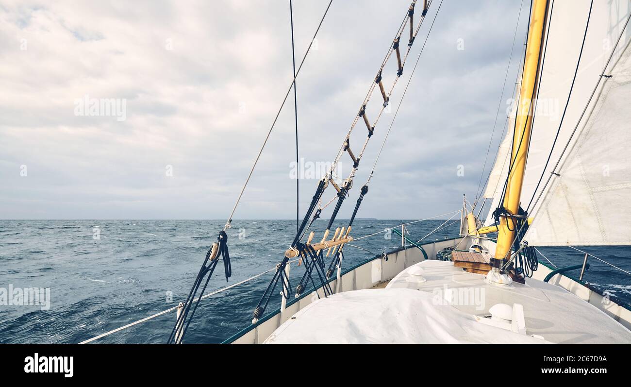 Vista panoramica di una vecchia goletta che naviga sull'oceano. Foto Stock